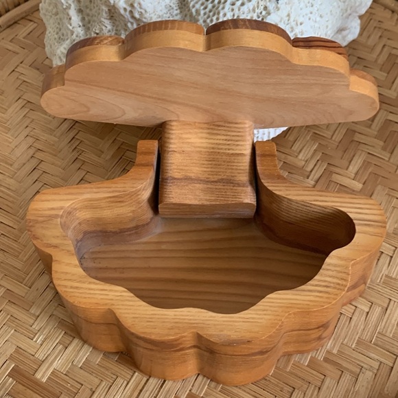📌 ( Sold ) NWOT Handcrafted Wood Clam Sea Trinket Box - Picture 2 of 5